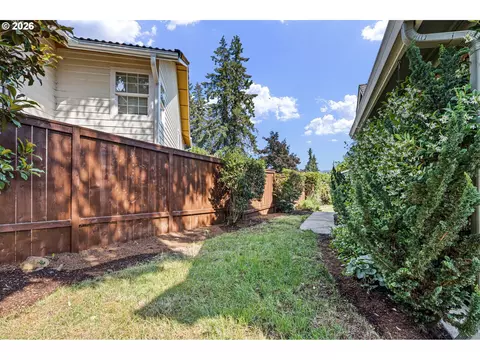 Exterior - 729 S 68th Pl, Springfield, OR 97478 photo 6 of 7