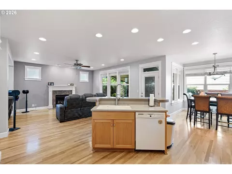 Kitchen - 729 S 68th Pl, Springfield, OR 97478 photo 5 of 5