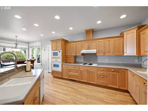 Kitchen - 729 S 68th Pl, Springfield, OR 97478 photo 3 of 5