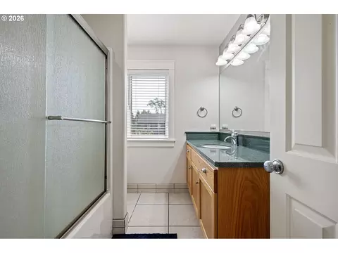 Bath - 729 S 68th Pl, Springfield, OR 97478 photo 2 of 3