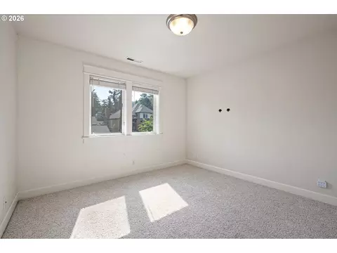 Bedroom - 729 S 68th Pl, Springfield, OR 97478 photo 2 of 6