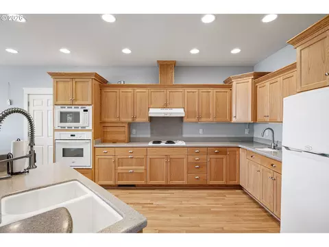 Kitchen - 729 S 68th Pl, Springfield, OR 97478 photo 2 of 5