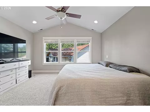 Bedroom - 729 S 68th Pl, Springfield, OR 97478 photo 4 of 6