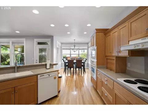 Kitchen - 729 S 68th Pl, Springfield, OR 97478 photo 4 of 5