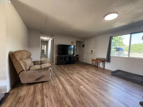 Living - 351 SE Darrell Ave, Winston, OR 97496 photo 2 of 4