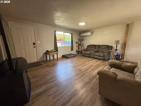 Living - 351 SE Darrell Ave, Winston, OR 97496 photo 3 of 4