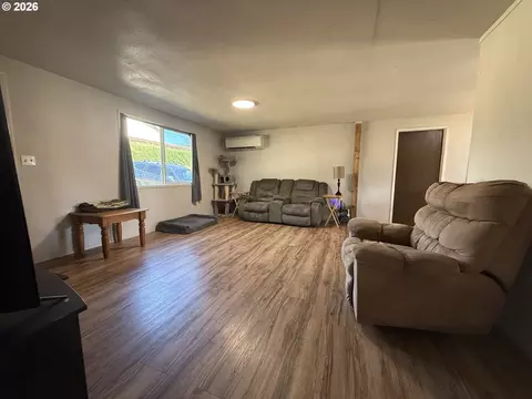 Living - 351 SE Darrell Ave, Winston, OR 97496 photo 1 of 4
