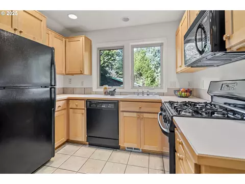 Kitchen - 810 NW Brady Rd, Camas, WA 98607 photo 3 of 3