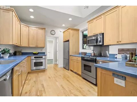 Kitchen - 810 NW Brady Rd, Camas, WA 98607 photo 2 of 3