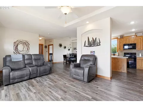 Living - 744 Saint James Pl, Molalla, OR 97038 photo 2 of 2