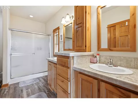 Bath - 744 Saint James Pl, Molalla, OR 97038 photo 2 of 3