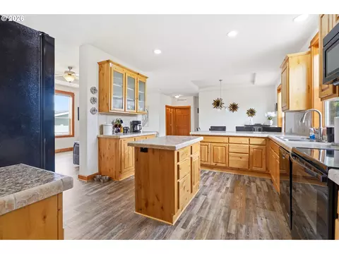 Kitchen - 744 Saint James Pl, Molalla, OR 97038 photo 1 of 3