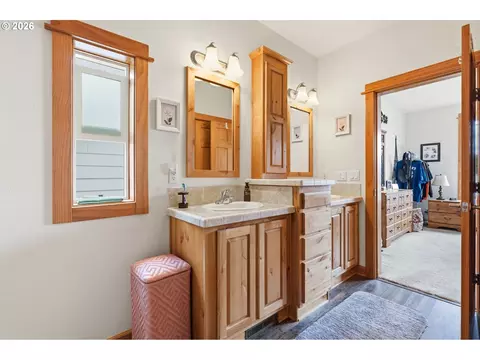 Bath - 744 Saint James Pl, Molalla, OR 97038 photo 1 of 3