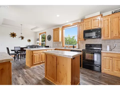 Kitchen - 744 Saint James Pl, Molalla, OR 97038 photo 2 of 3