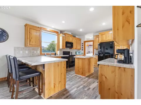 Kitchen - 744 Saint James Pl, Molalla, OR 97038 photo 3 of 3