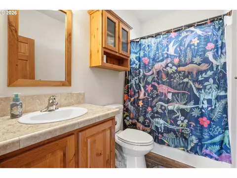 Bath - 744 Saint James Pl, Molalla, OR 97038 photo 3 of 3