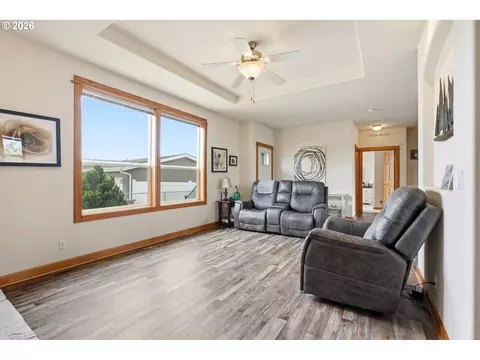 Living - 744 Saint James Pl, Molalla, OR 97038 photo 1 of 2