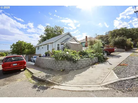 812 E 15th St, The Dalles, OR 97058