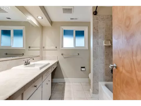 Bath - 1255 E 24th Ave, Eugene, OR 97403 photo 3 of 3