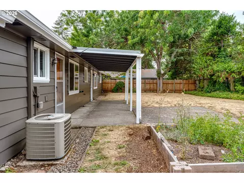Exterior - 1255 E 24th Ave, Eugene, OR 97403 photo 5 of 8