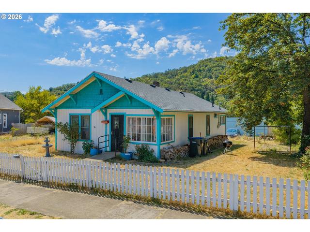 1566 SE Mill St, Roseburg, OR 97470