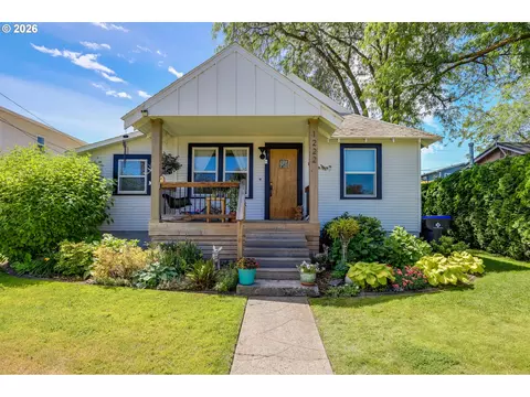 1222 E 8th St, The Dalles, OR 97058
