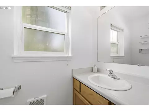 Bath - 2350 Compton St, Eugene, OR 97404 photo 2 of 2