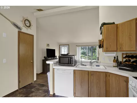 90 Outer Dr, Florence, OR 97439 photo 7