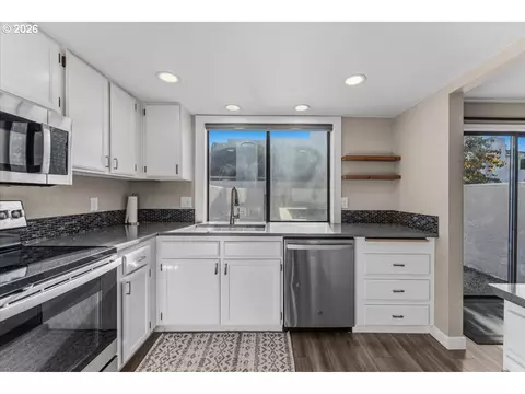 Kitchen - 3250 NE 29th St, Gresham, OR 97030 photo 4 of 4