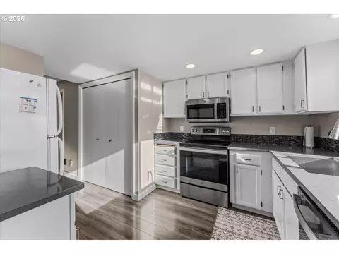 Kitchen - 3250 NE 29th St, Gresham, OR 97030 photo 2 of 4