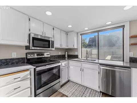 Kitchen - 3250 NE 29th St, Gresham, OR 97030 photo 3 of 4