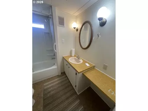 Bath - 3900 Coburg Rd, Eugene, OR 97408 photo 2 of 3