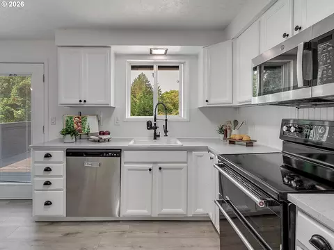 Kitchen - 14365 SE Shalimar Ave, Sandy, OR 97055 photo 4 of 5