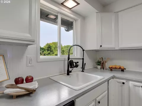 Kitchen - 14365 SE Shalimar Ave, Sandy, OR 97055 photo 3 of 5