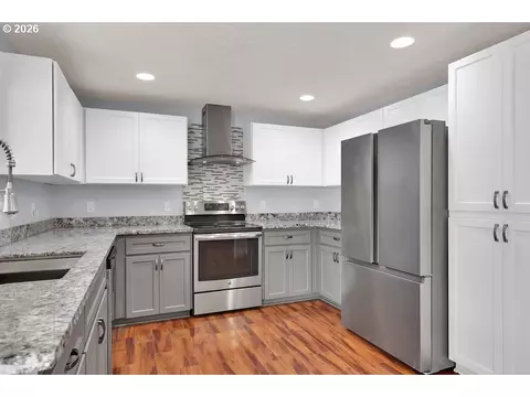 Kitchen - 279 S 71st St, Springfield, OR 97478 photo 3 of 5