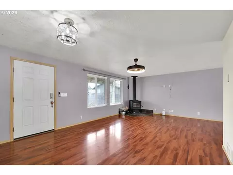 Living - 279 S 71st St, Springfield, OR 97478 photo 1 of 4