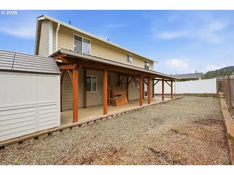 Exterior - 279 S 71st St, Springfield, OR 97478 photo 3 of 5