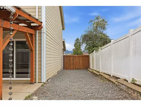 Exterior - 279 S 71st St, Springfield, OR 97478 photo 4 of 5