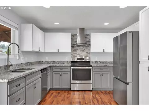 Kitchen - 279 S 71st St, Springfield, OR 97478 photo 2 of 5