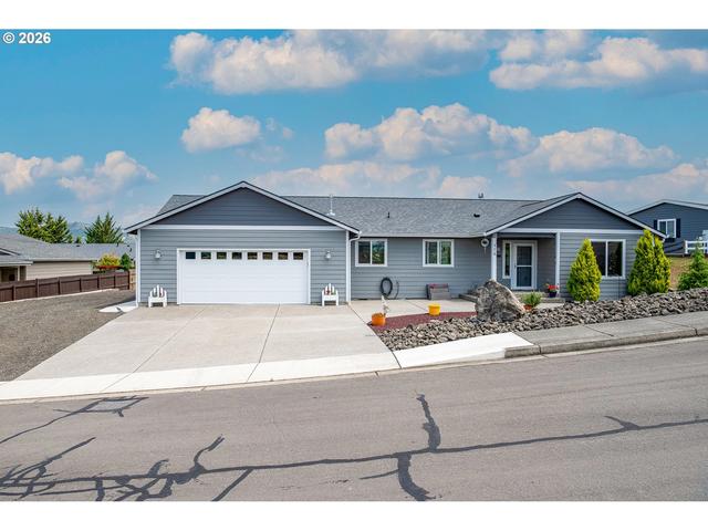 576 Highland Vista Ln, Roseburg, OR 97471