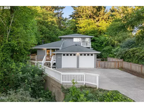 140 SE Bayview Ave, Depoe Bay, OR 97341