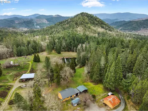 778 Pack Ln, Glendale, OR 97442