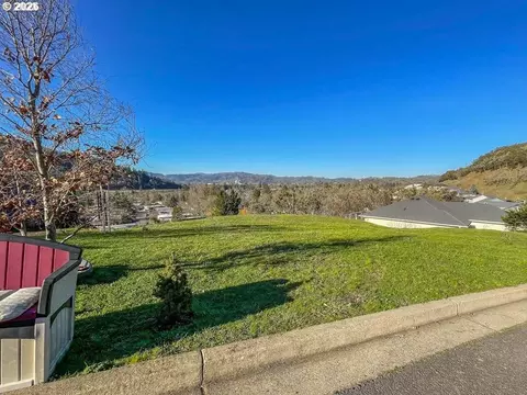 448 N View Dr, Roseburg, OR 97470