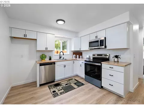 Kitchen - 17740 Tupper Rd, Sandy, OR 97055 photo 2 of 2