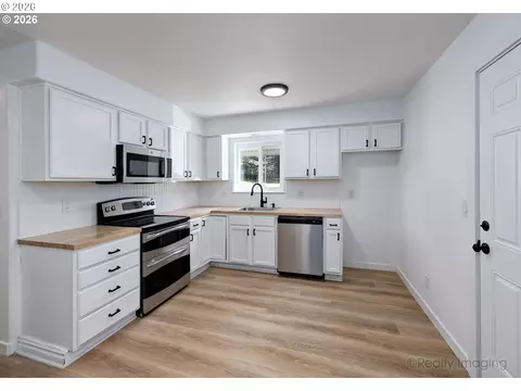 Kitchen - 17740 Tupper Rd, Sandy, OR 97055 photo 1 of 2