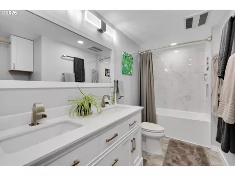 Bath - 1144 N Pine St, Canby, OR 97013 photo 1 of 2