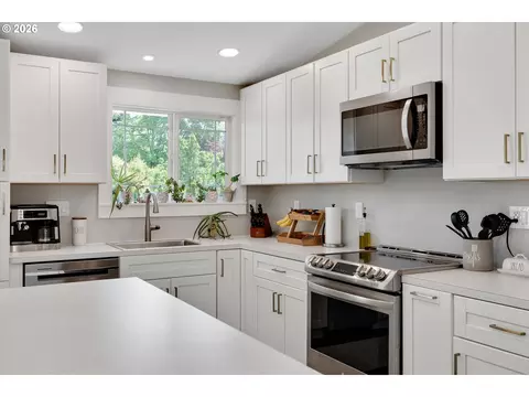 Kitchen - 1144 N Pine St, Canby, OR 97013 photo 5 of 9