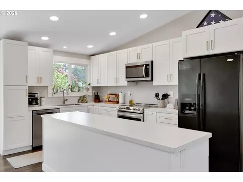 Kitchen - 1144 N Pine St, Canby, OR 97013 photo 4 of 9