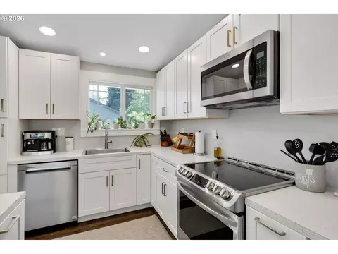 Kitchen - 1144 N Pine St, Canby, OR 97013 photo 6 of 9