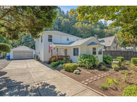10724 SE Clinton St, Portland, OR 97266